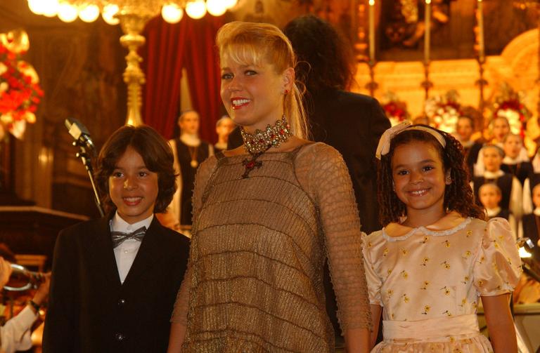 Bruna Marquezine com Xuxa e Bruno Abrahío no especial 'Natal do Mundo da Imaginação', em 2003