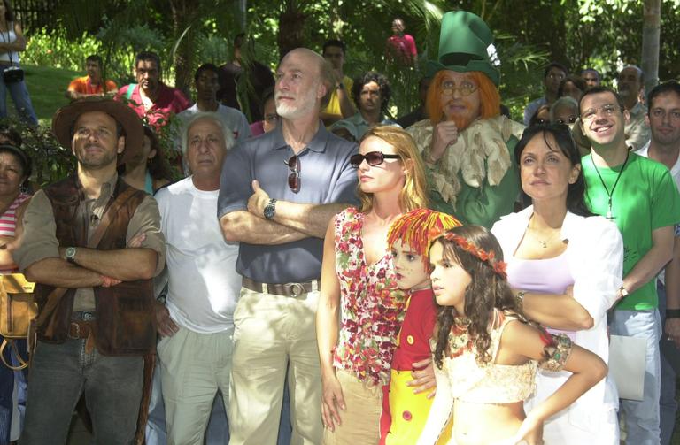 Bruna Marquezine com o elenco do programa infantil 'Sítio do Picapau Amarelo', em 2004