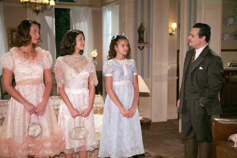 Trajano (Cássio Gabus Mendes), Guilhermina (Camila Rodrigues), Teresa (Fernanda Paes Leme) e Maria Augusta (Bruna Marquezine) na novela 'Desejo Proibido', em 2007