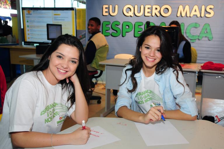 Bruna Marquezine e Polliana Aleixo durante visita ao Espaço Criança Esperança, em 2011