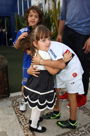 Rafaella Justus, filha de Ticiane Pinheiro e Roberto Justus, com os filhos dos estilistas Ricardo Almeida e Agatha Felix