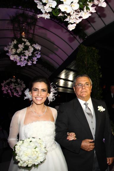 Ticiana Villas Boas entra com o pai na igreja