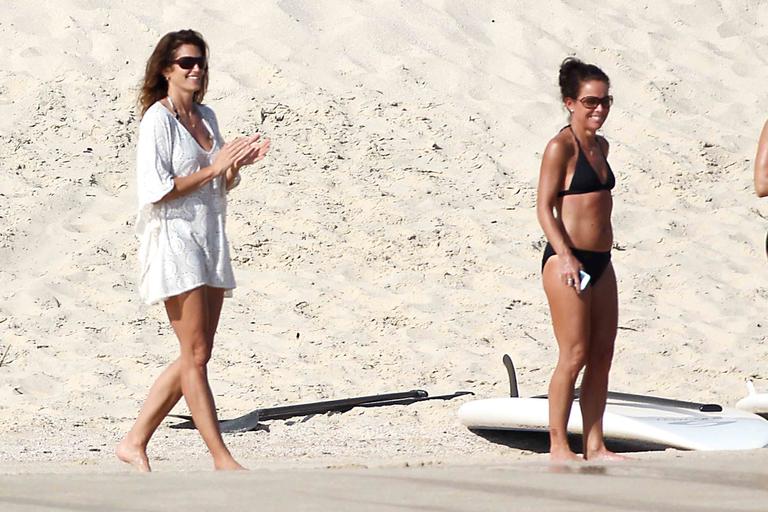 Modelo e atriz norte-americana Cindy Crawford curte praia mexicana