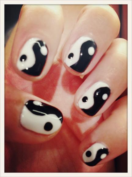 As unhas de Katy Perry em estilo 'Yin Yang'