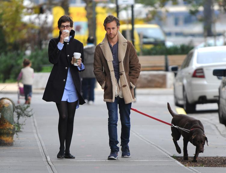 Anne e Adam levam cão para passear por Nova York, Estados Unidos