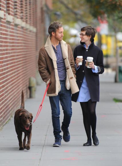 Anne e Adam levam cão para passear por Nova York, Estados Unidos