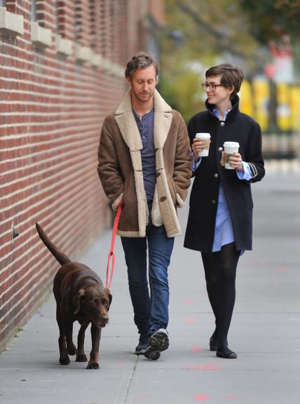 Anne e Adam levam cão para passear por Nova York, Estados Unidos