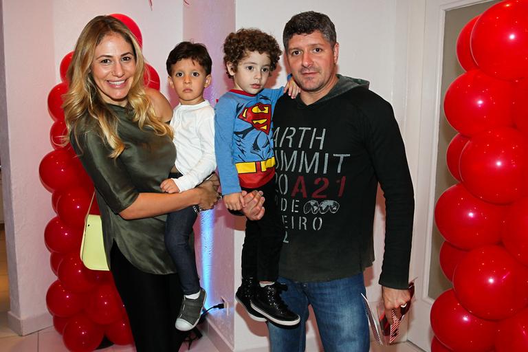 Fábio Villa Verde com a esposa Regiane e os filhos