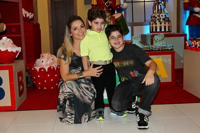 Karina Fridman posa com os filhos