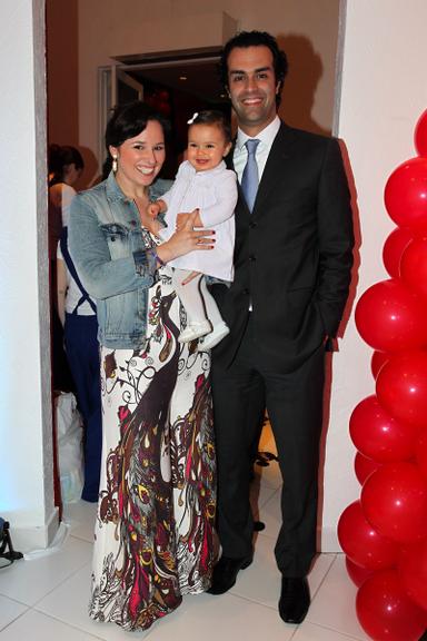 Mariana Belém com a pequena Laura e o marido Cristiano Saab