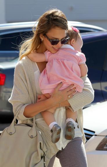 Jessica Alba e suas lindas herdeiras, Honor Marie e Haven Garner, em passeio pela Califórnia, Estados Unidos