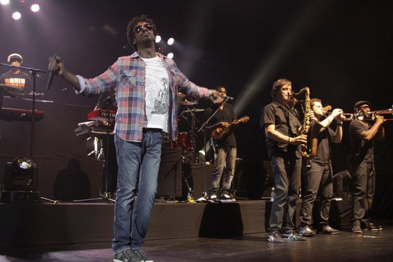 Seu Jorge durante apresentação na Fundição Progresso, Rio de Janeiro