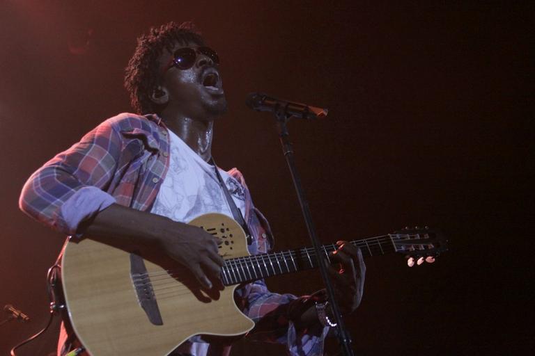 Seu Jorge durante apresentação na Fundição Progresso, Rio de Janeiro