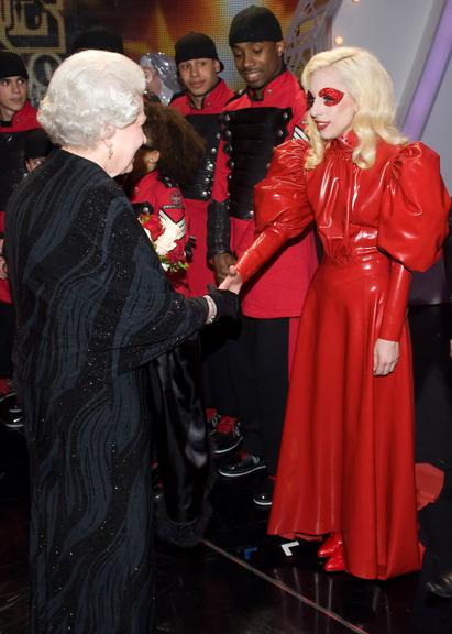 Foi deste jeito que Lady Gaga conheceu a Rainha Elizabeth II...