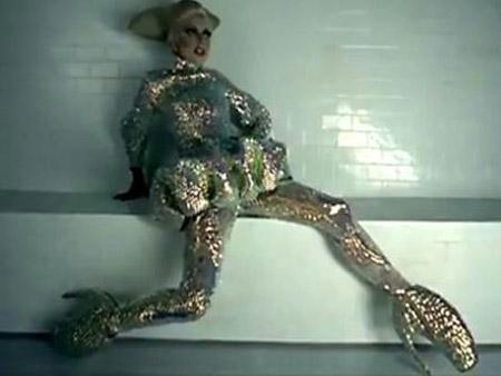 Os looks de Lady Gaga em 'Bad Romance'