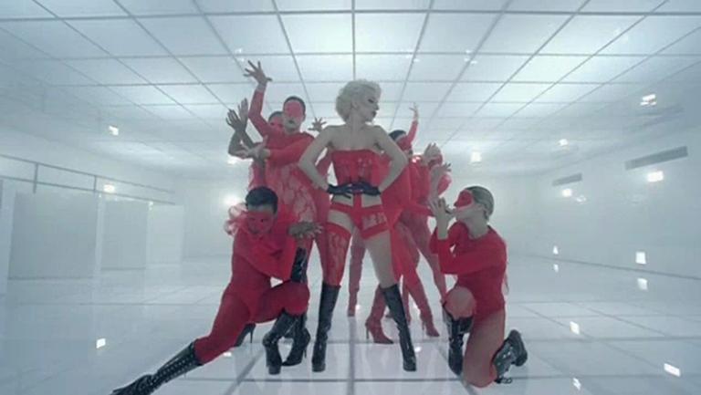 Os looks de Lady Gaga em 'Bad Romance'