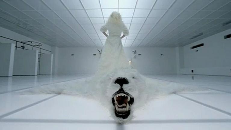 Os looks de Lady Gaga em 'Bad Romance'