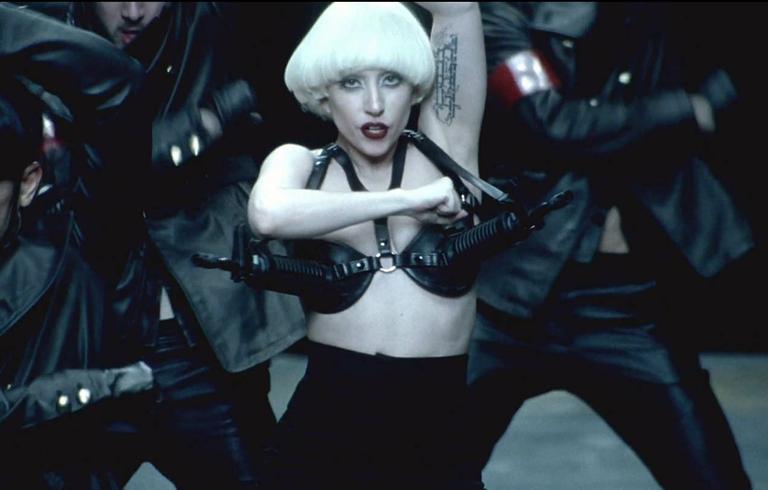 Lady Gaga no clipe 'Alejandro'