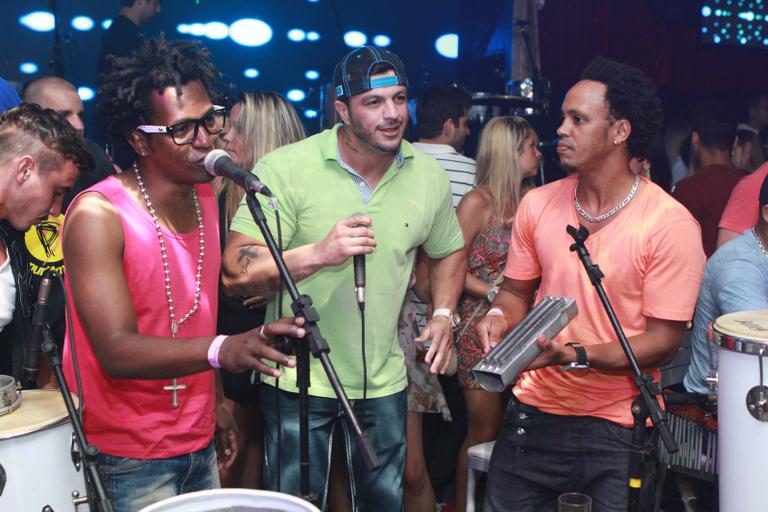 Kleber Bambam cantou com o grupo Pur'amizade