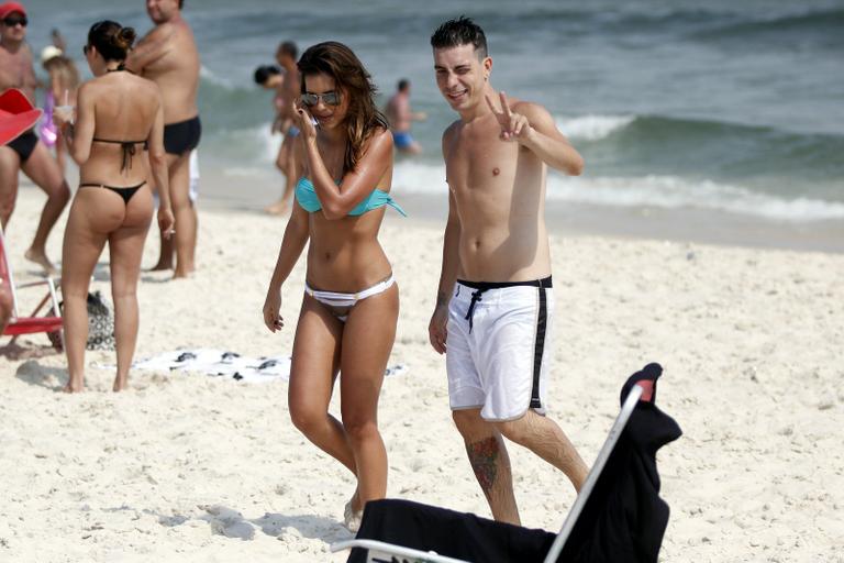 Mariana Rios e Di Ferrero em praia no Rio de Janeiro