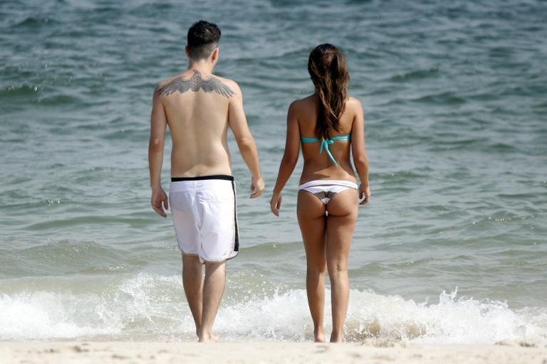 Mariana Rios e Di Ferrero em praia no Rio de Janeiro