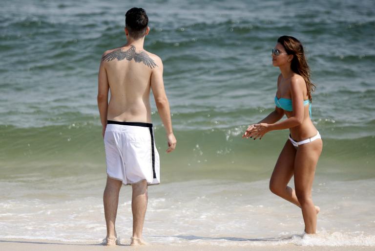 Mariana Rios e Di Ferrero em praia no Rio de Janeiro