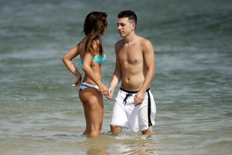 Mariana Rios e Di Ferrero em praia no Rio de Janeiro