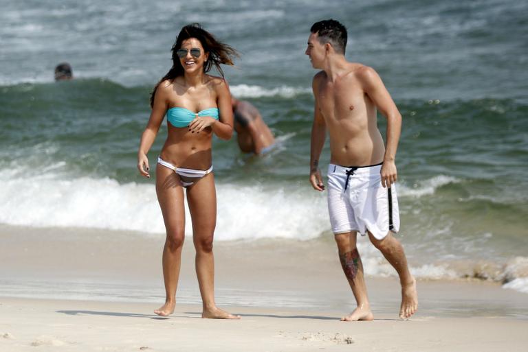 Mariana Rios e Di Ferrero em praia no Rio de Janeiro