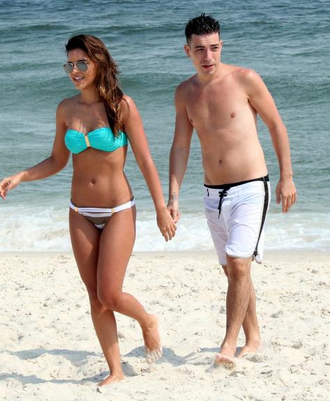 Mariana Rios e Di Ferrero em praia no Rio de Janeiro