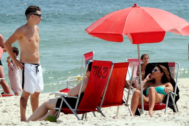 Mariana Rios e Di Ferrero em praia no Rio de Janeiro