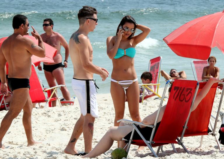 Mariana Rios e Di Ferrero em praia no Rio de Janeiro