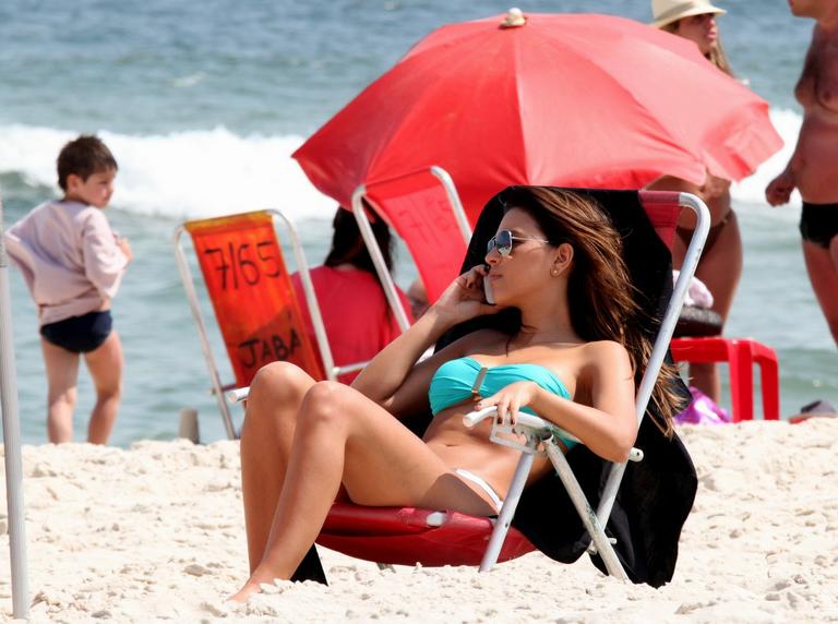 Mariana Rios em praia no Rio de Janeiro