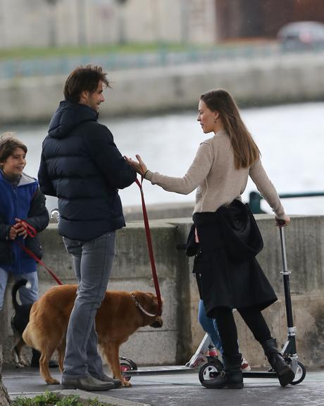 Hilary Swank passeia com novo affaire, Laurent Fleury, por Paris, na França