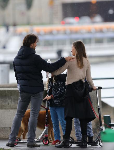 Hilary Swank passeia com novo affaire, Laurent Fleury, por Paris, na França