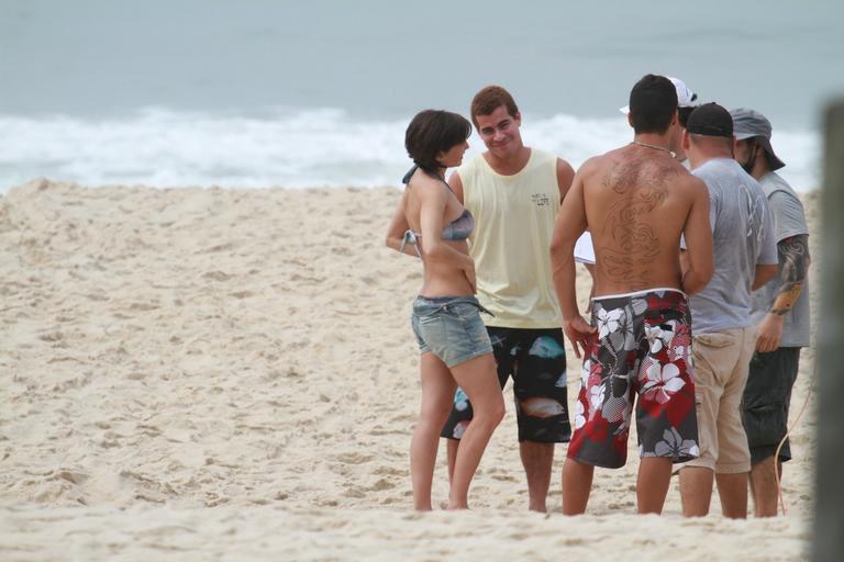 Deborah Secco e Thiago Martins gravam 'Louco Por Elas' na praia