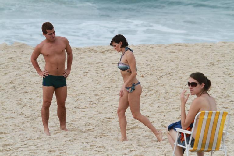 Deborah Secco e Thiago Martins gravam 'Louco Por Elas' na praia