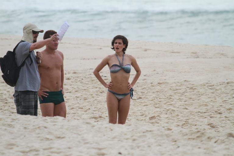 Deborah Secco e Thiago Martins gravam 'Louco Por Elas' na praia