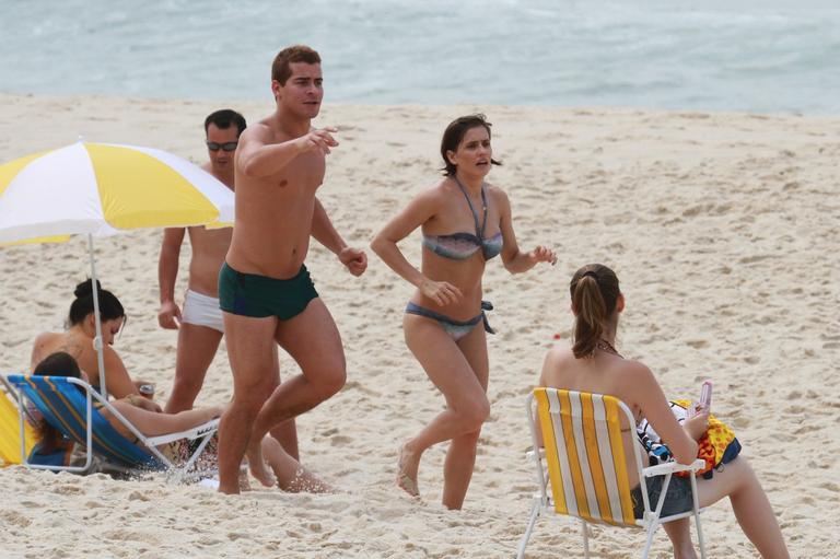 Deborah Secco e Thiago Martins gravam 'Louco Por Elas' na praia