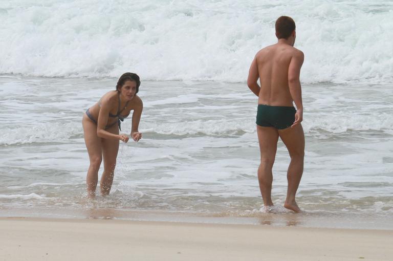 Deborah Secco e Thiago Martins gravam 'Louco Por Elas' na praia