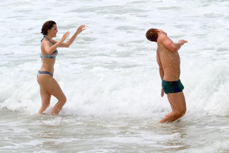 Deborah Secco e Thiago Martins gravam 'Louco Por Elas' na praia