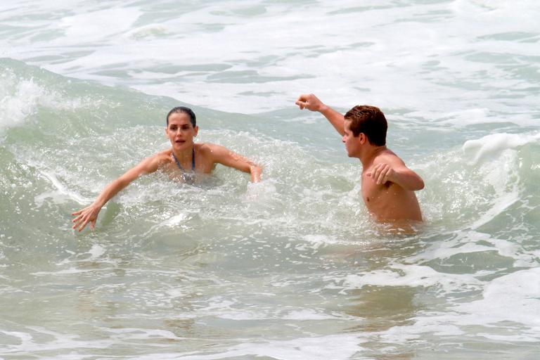 Deborah Secco e Thiago Martins gravam 'Louco Por Elas' na praia