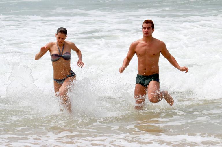 Deborah Secco e Thiago Martins gravam 'Louco Por Elas' na praia