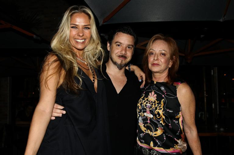 Adriane Galisteu com o marido Alexandre Iódice e a sogra Suely