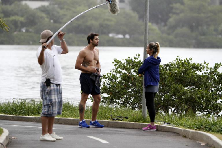 Danielle Winits grava cenas com o ator Danilo Sacramento