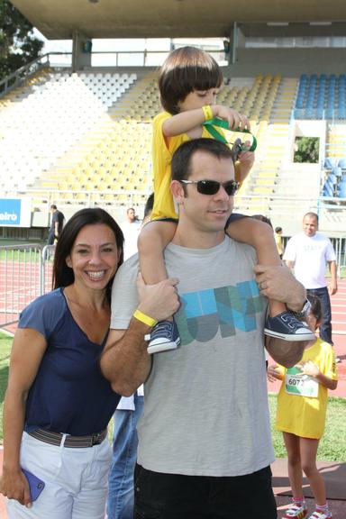 Carla Marins com o filho, Leon, e o marido, Hugo Baltazar