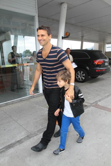 Murilo Rosa e Lucas visitam a mamãe Fernanda Tavares na maternidade