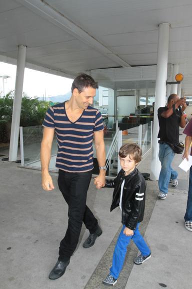 Murilo Rosa e Lucas visitam a mamãe Fernanda Tavares na maternidade