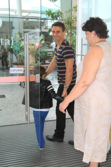 Murilo Rosa e Lucas visitam a mamãe Fernanda Tavares na maternidade