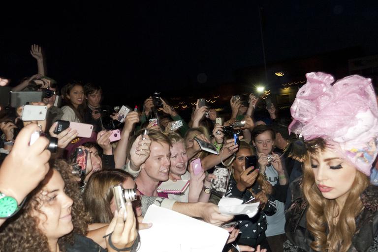 Os bastidores da turnê de Lady Gaga fotografado por Terry Richardson