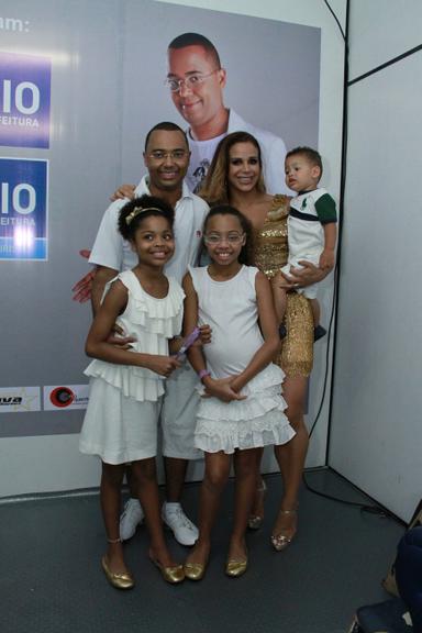 Dudu Nobre com a esposa Priscila e os filhos, João Eduardo, Thalita e Olívia